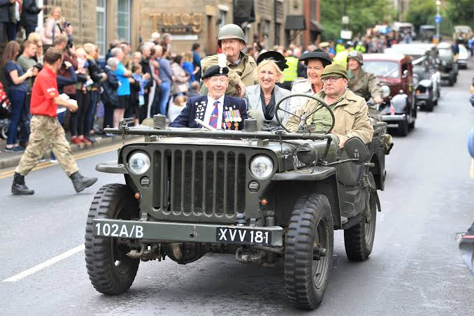 Yanks Weekend 1940s parade with vintage military jeep